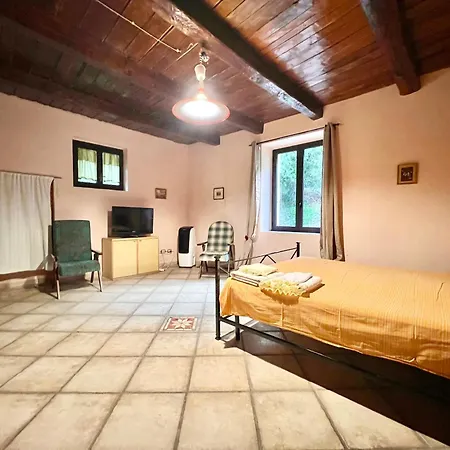 Palazzo Giallo, Nel Centro Storico Nel Cuore Del Pollino 게스트하우스 *